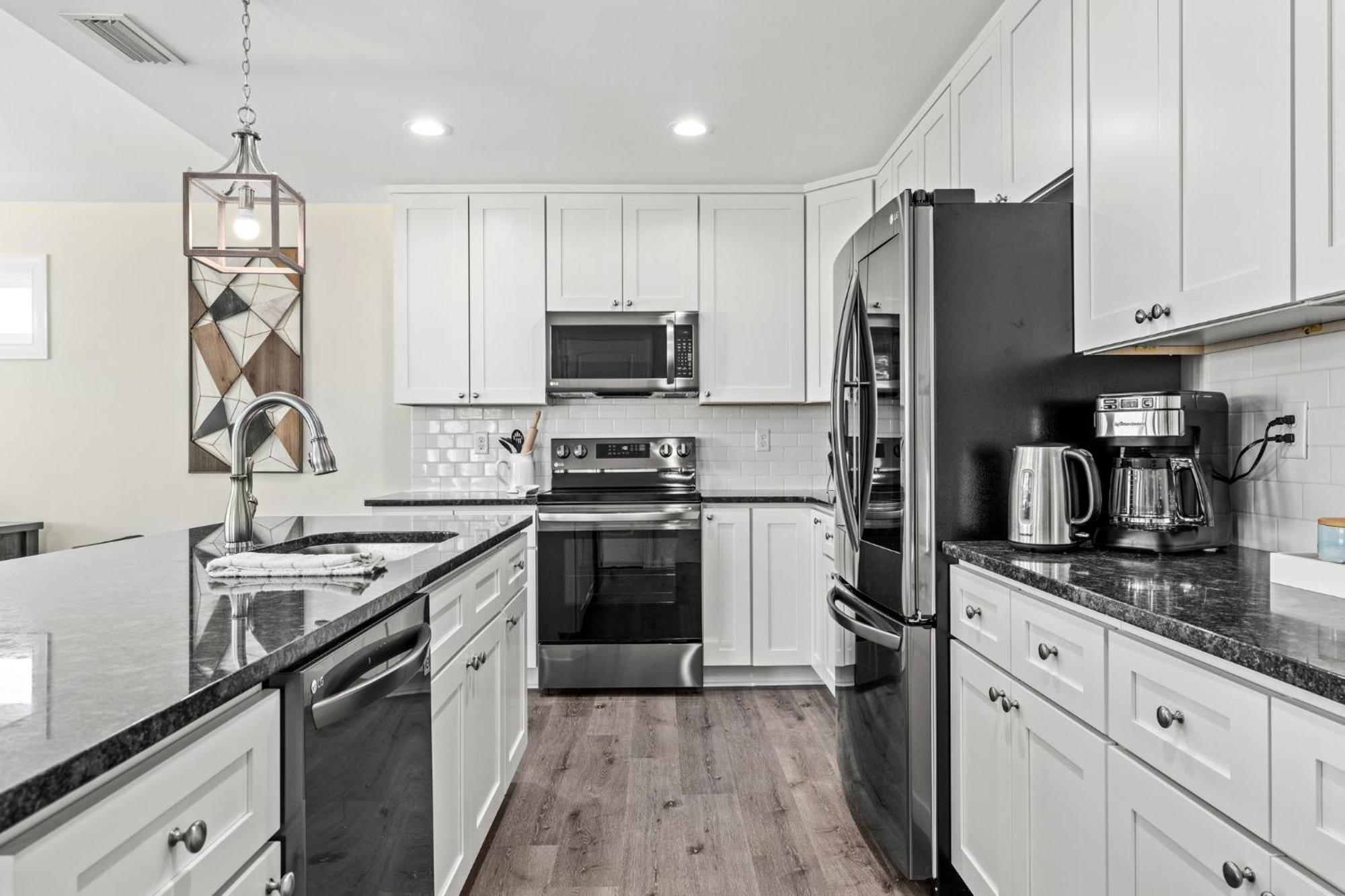 Heated Pool & Pet Friendly - Minutes To - Spacious Backyard - Flpcb38 *